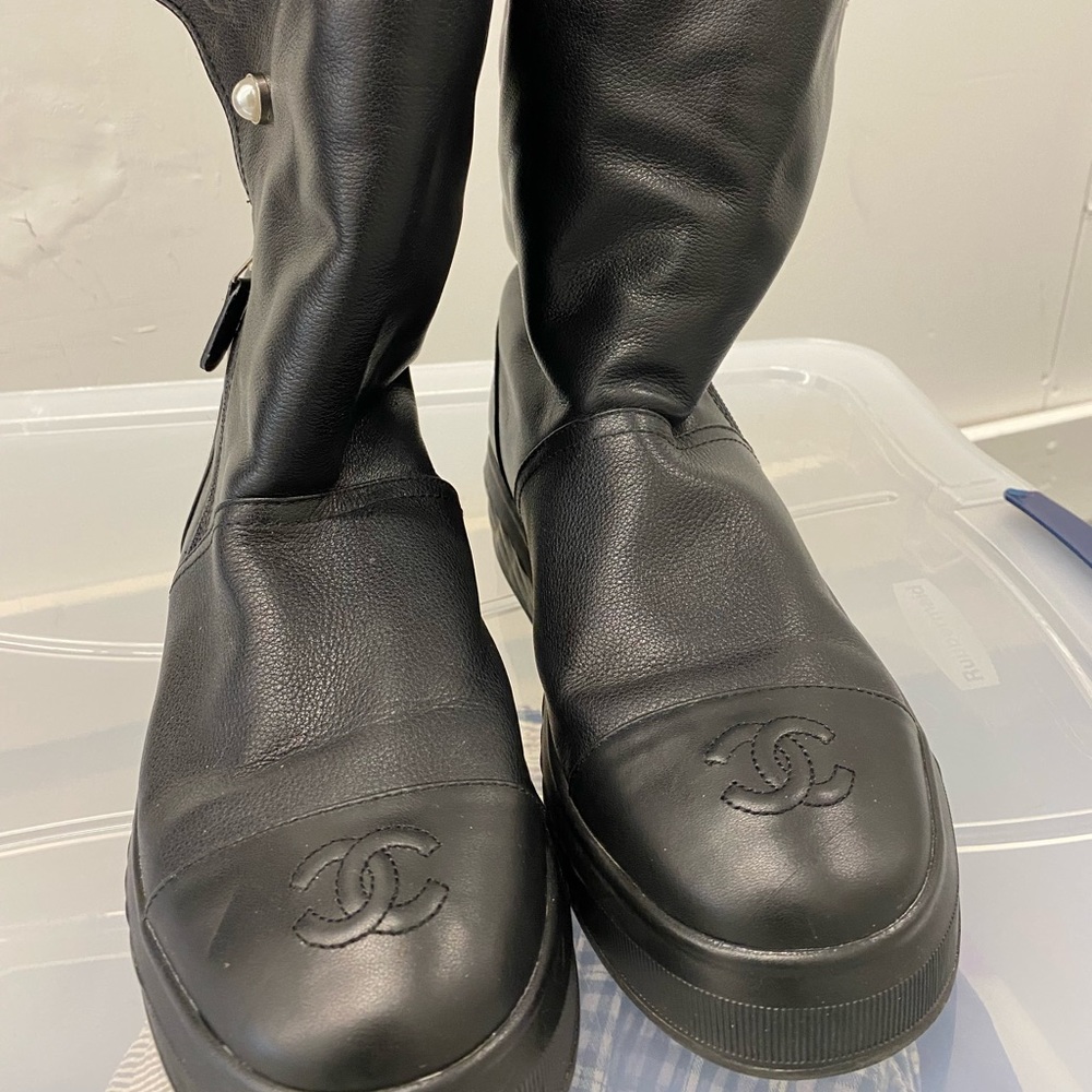 Chanel leather pearl boots - Picture 2 of 4